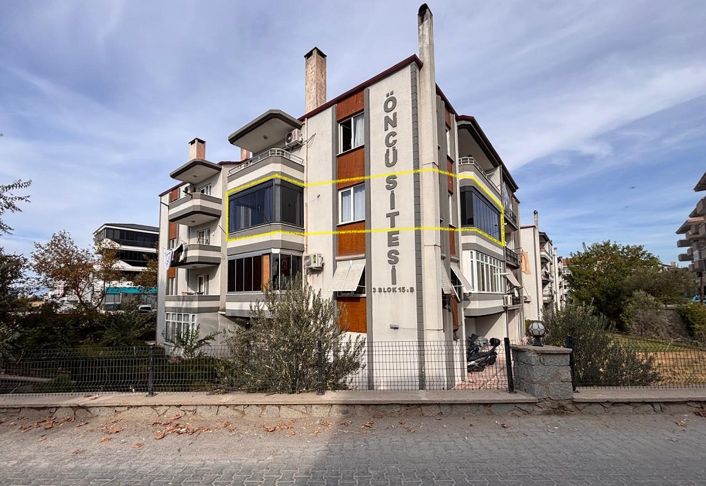 Ayvalık 150 Evler'de Tadilatlı Ara Kat 3+1 Satılık Daire